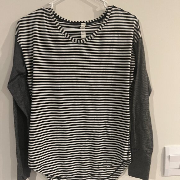 Lululemon striped long sleeve size 2 - Picture 3 of 7